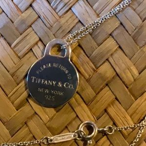 Tiffany RTT pendant with chain.